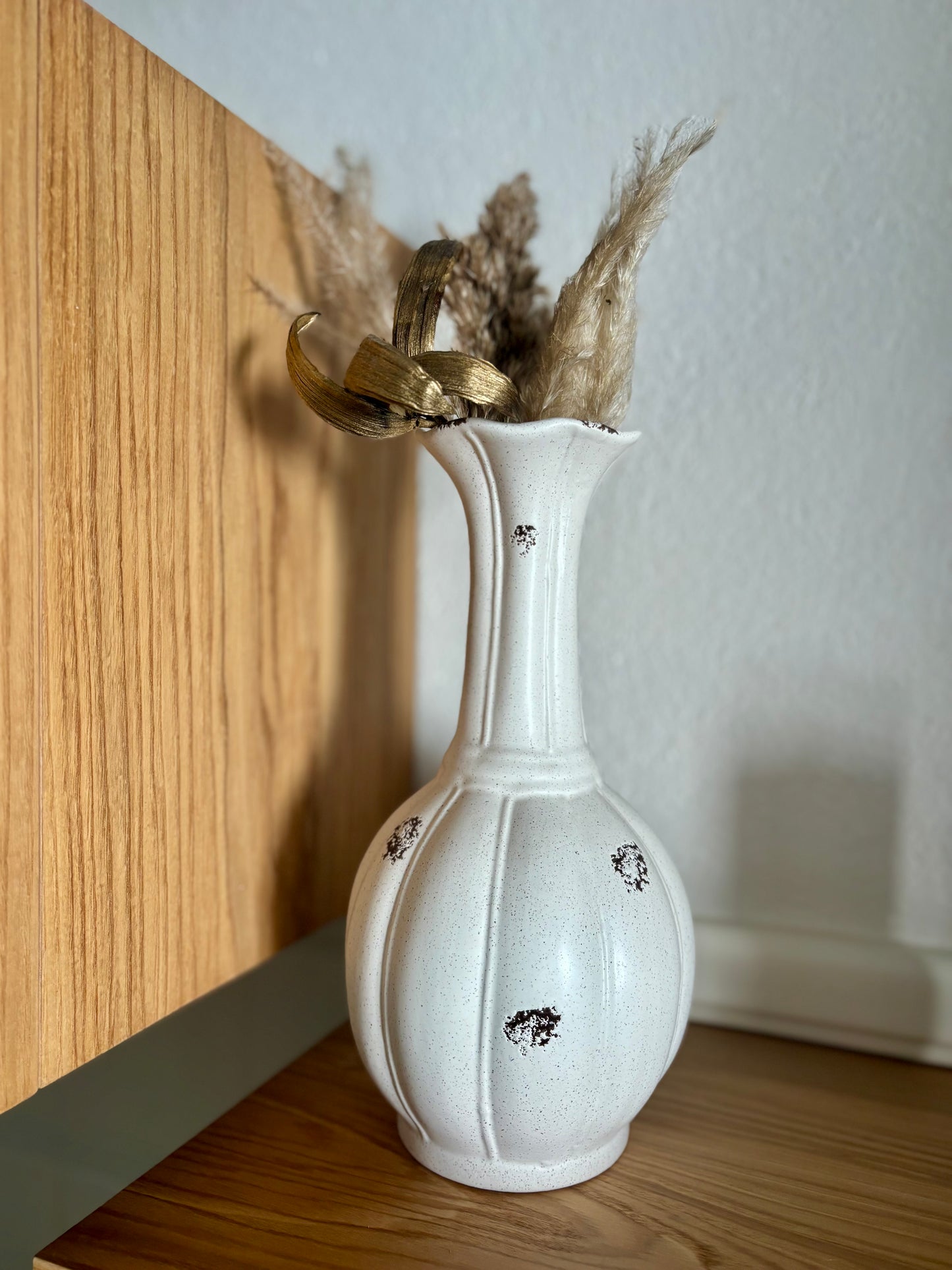 Jarrón de cerámica blanco con diseño en relieve y estilo vintage para decoración del hogar