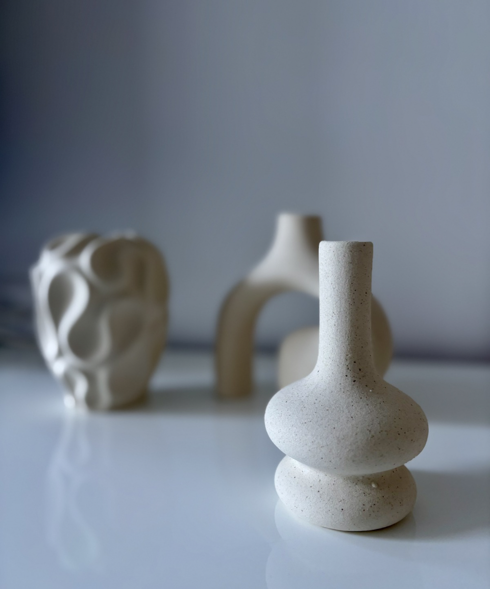 Jarrón decorativo de cerámica con diseño de doble curva y acabado mate, pieza escultórica moderna para decoración del hogar