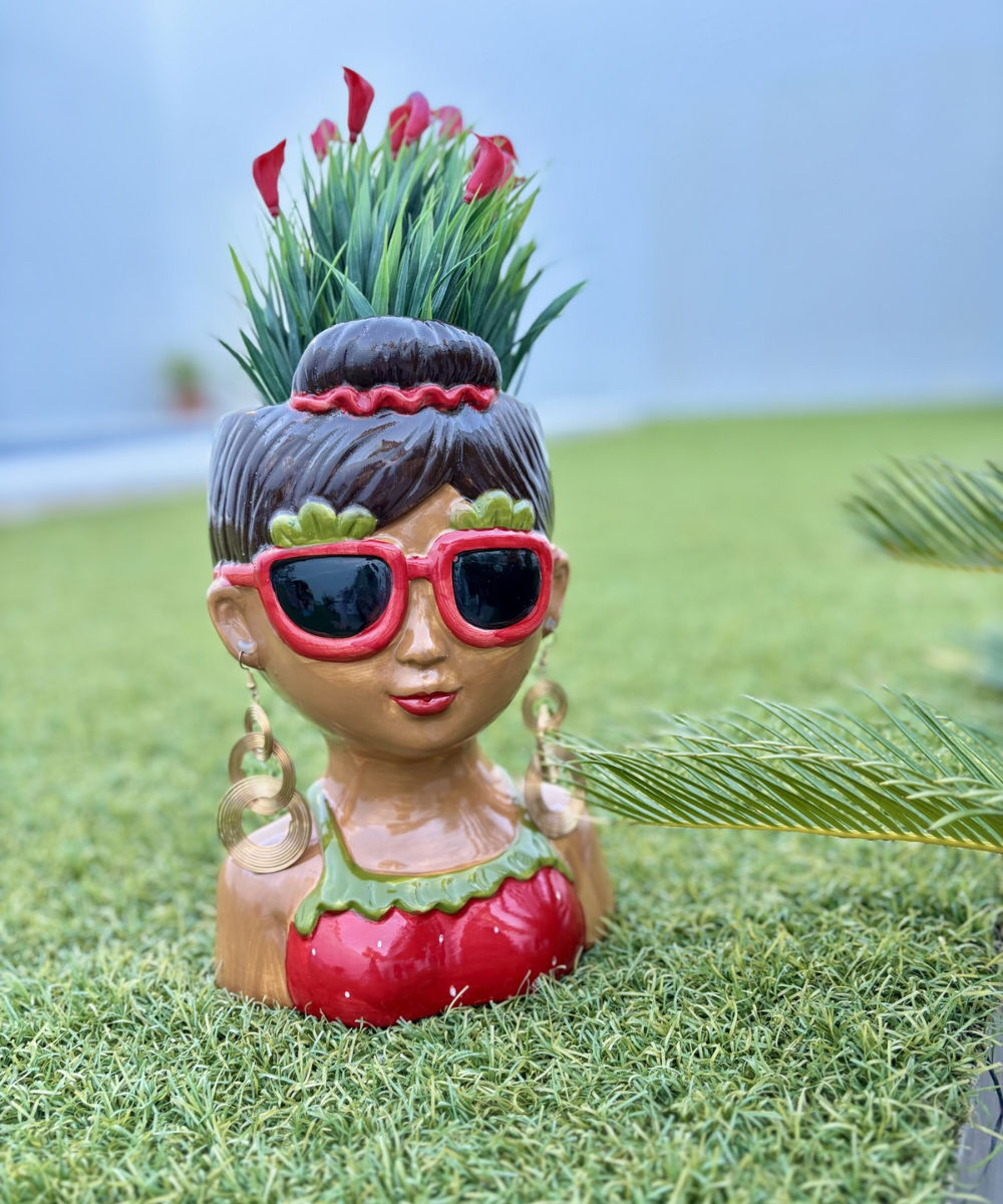 Jarrón decorativo Frida Pop con gafas rojas y pendientes dorados, diseño artístico y colorido ideal para decoración original del hogar