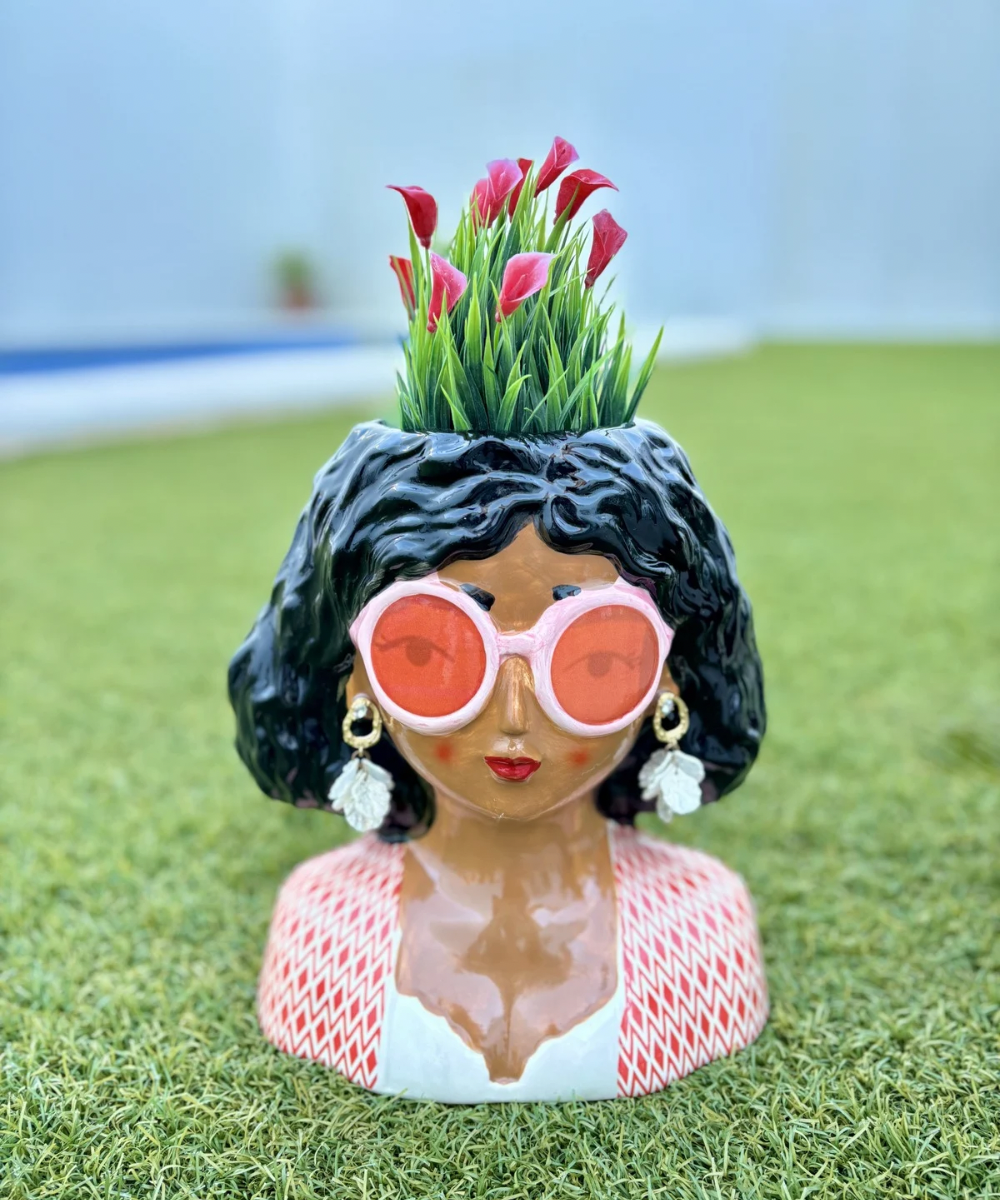 Jarrón decorativo Frida Pop de cerámica con figura de mujer morena de media melena y gafas rosa claro, diseño artístico y moderno para el hogar