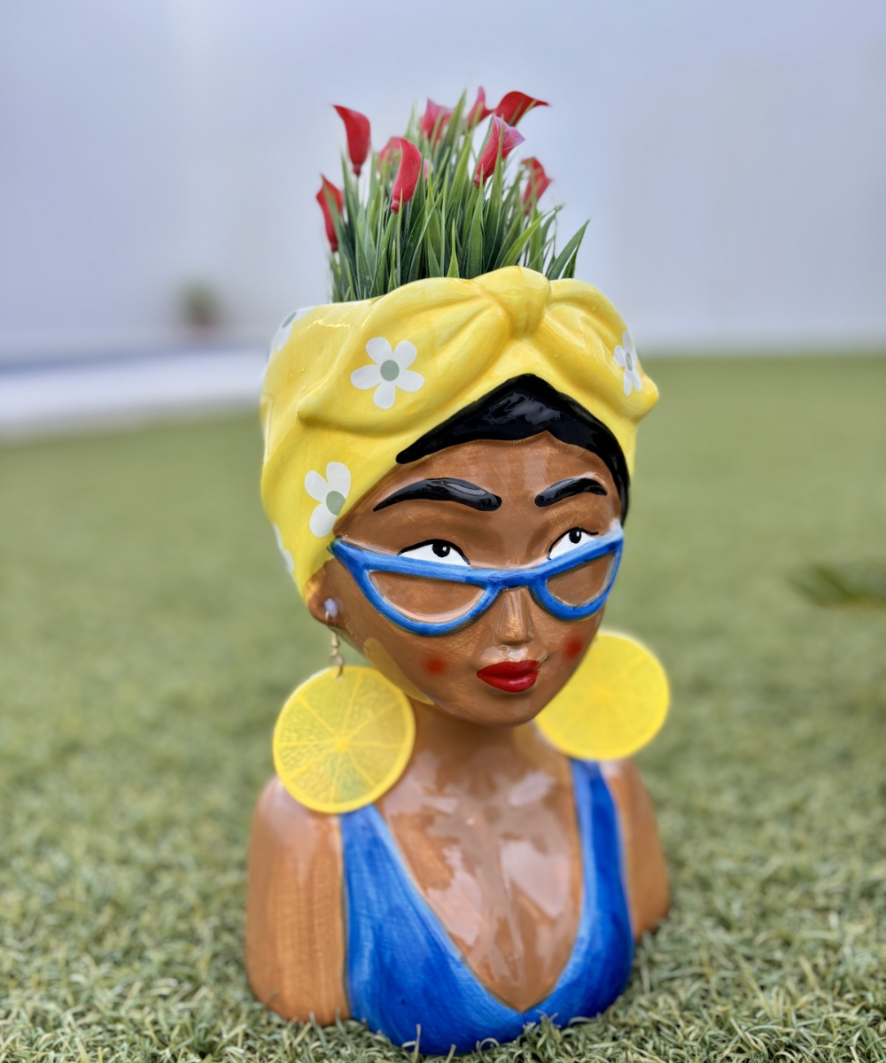 Jarrón decorativo Frida Pop con diseño de busto femenino y pañuelo estampado, estilo artístico ideal para decoración creativa del hogar
