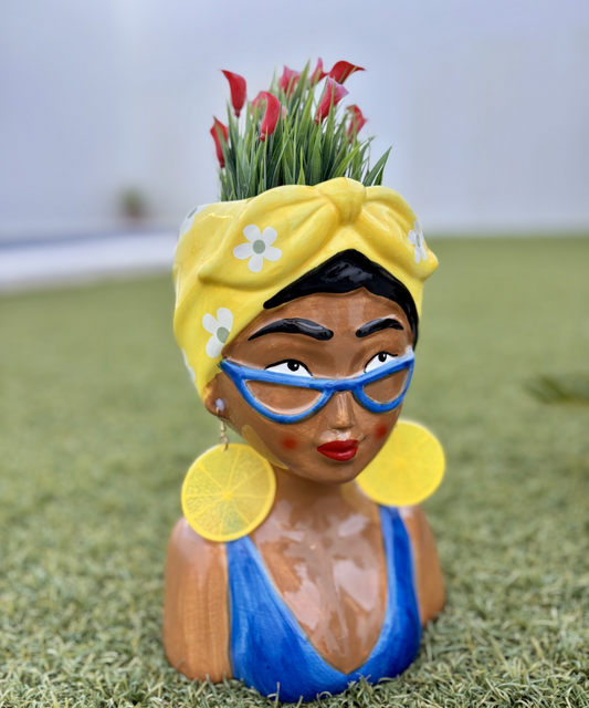 Jarrón decorativo Frida Pop con diseño de busto femenino y pañuelo estampado, estilo artístico ideal para decoración creativa del hogar
