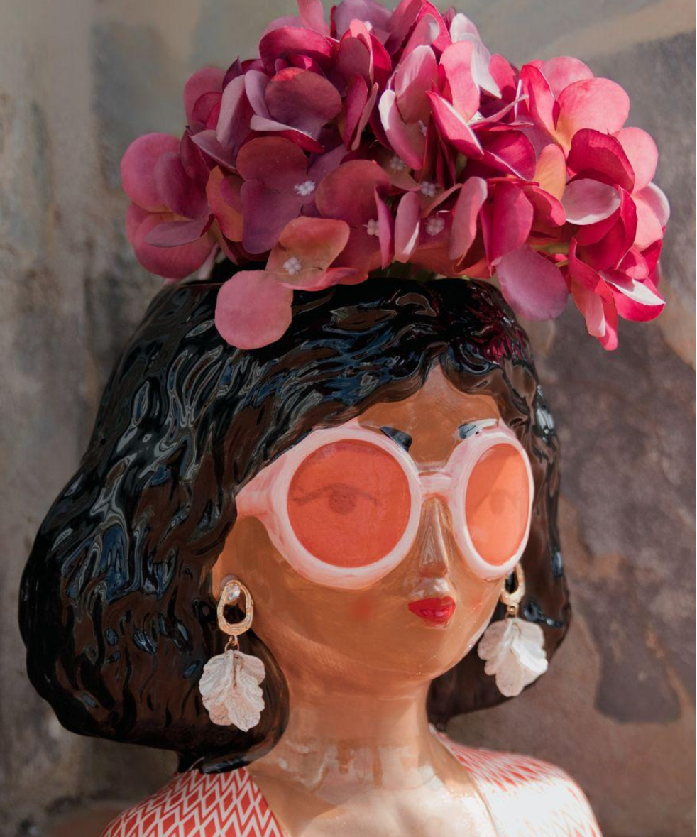 Jarrón decorativo Frida Pop de melena corta con gafas redondas rosas, perfecto para decoración de hogar y rincones especiales
