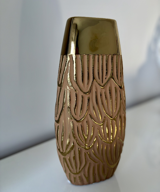 Jarrón Hera de cerámica en acabado terracota con detalles dorados, pieza decorativa elegante para flores naturales o secas en el hogar