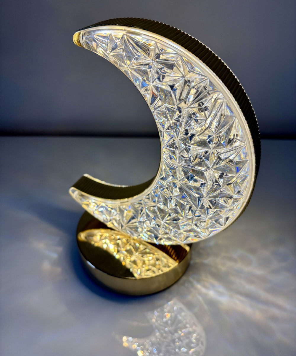 Lámpara Moon Crystal LED en forma de luna, acrílico tallado con luz cálida y base dorada, ideal para decoración moderna