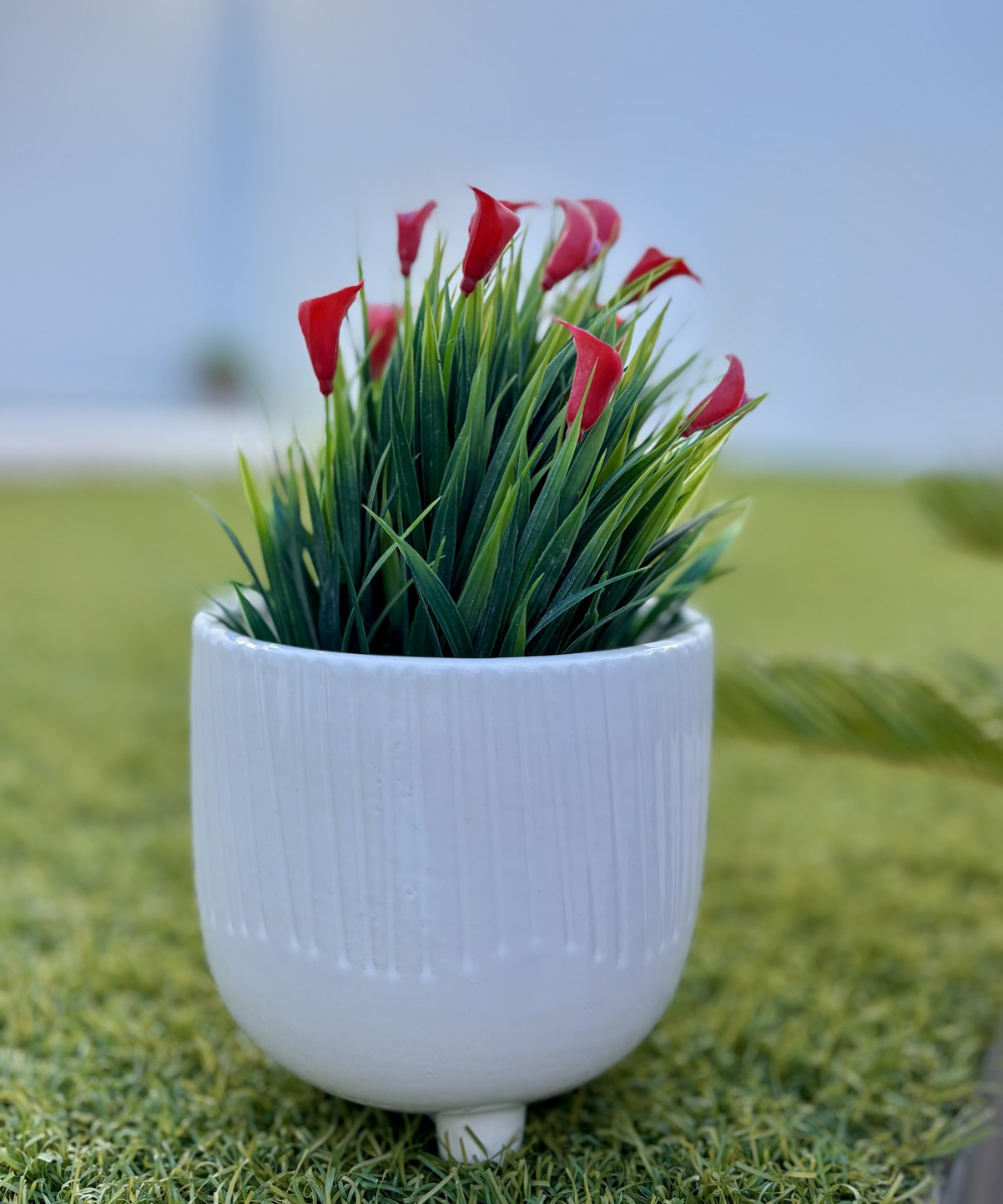 Macetero Alba de cerámica blanca con textura rayada irregular y base elevada con patitas, perfecto para decoración de interiores