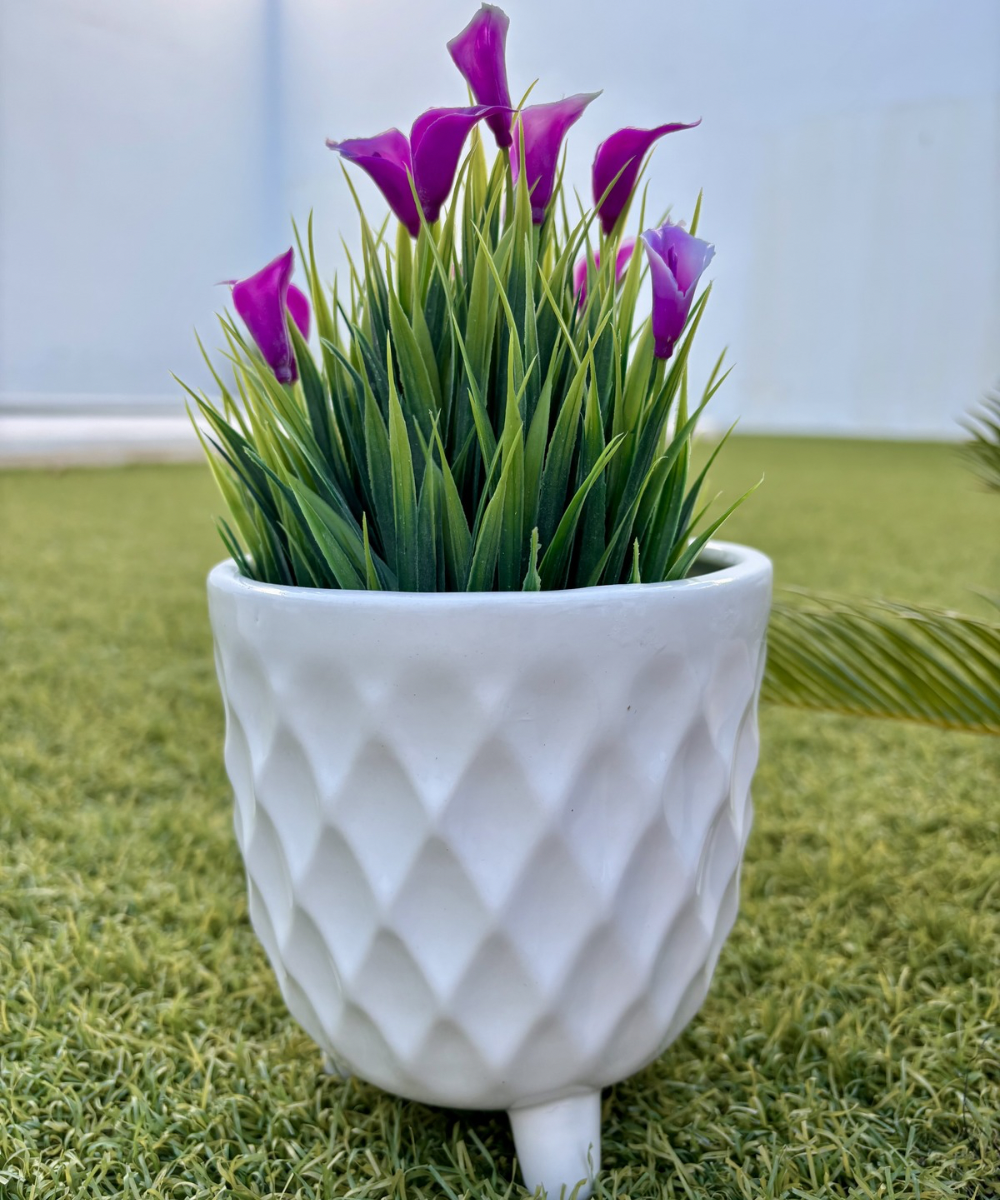 Macetero Alba de cerámica blanca con diseño en relieve de rombos y base con patitas, ideal para plantas pequeñas y decoración moderna