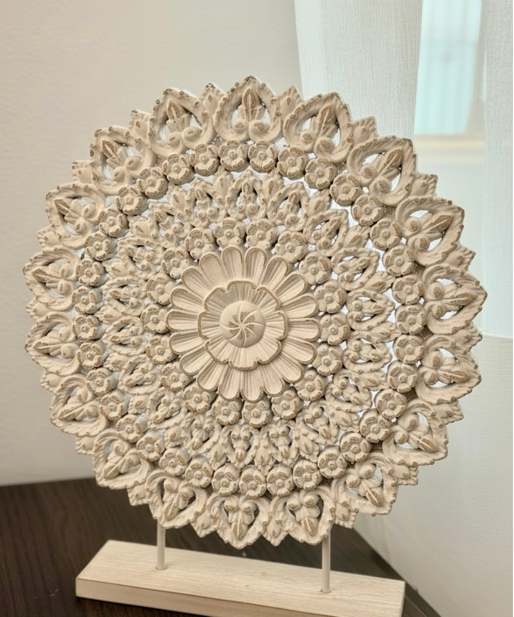 Figura Mandala Calma en madera blanca y metal, decoración original y elegante para salones y recibidores, detalle zen y contemporáneo