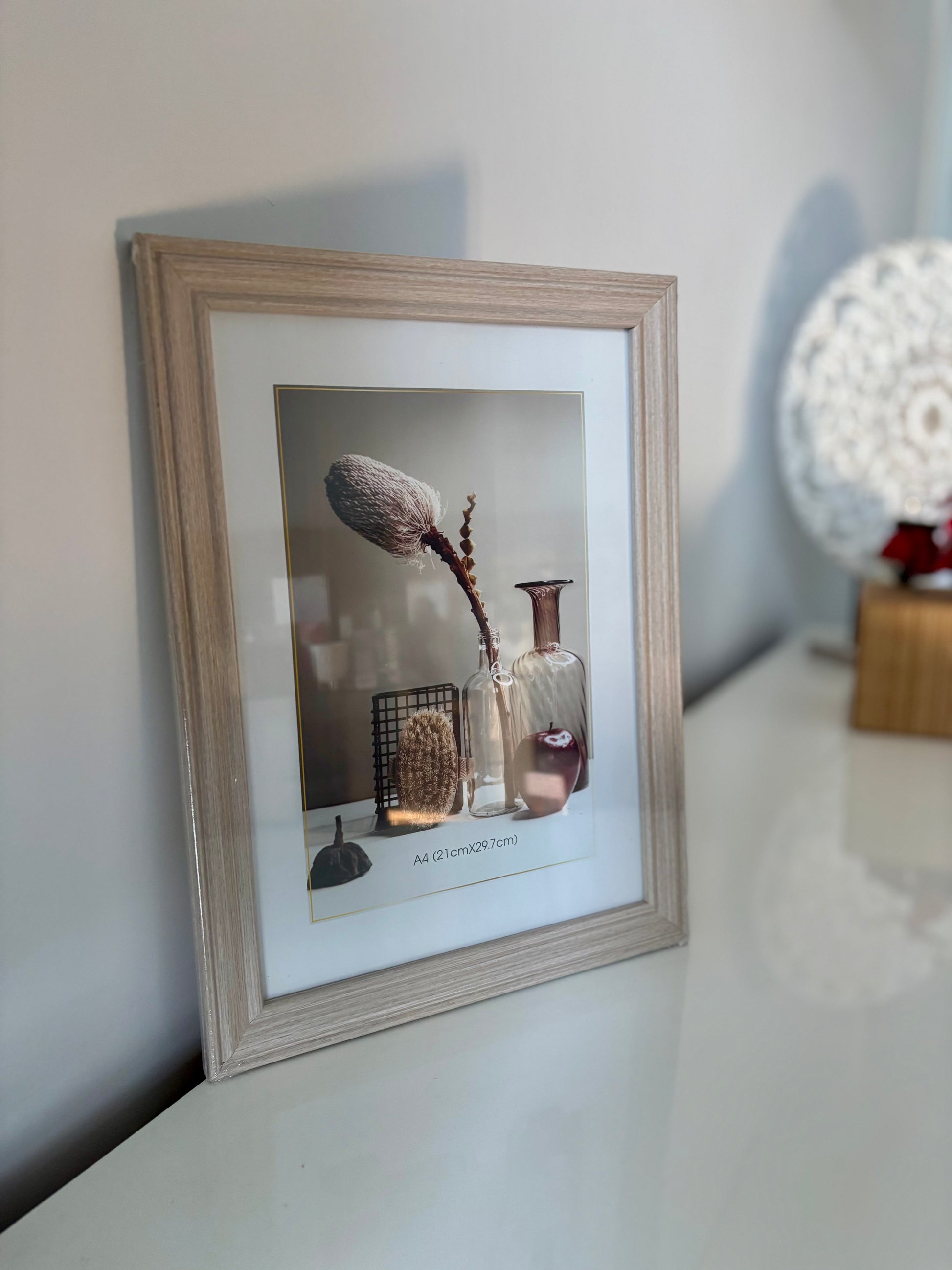 Marco de fotos de madera en tono haya blanquecina con relieve suave, tamaño 21x29,7 cm, estilo minimalista para decoración del hogar moderna