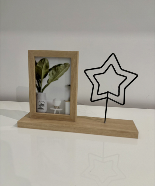 Marco de fotos decorativo de madera con detalle de estrella metálica, diseño moderno para fotos 10x15 ideal para el hogar
