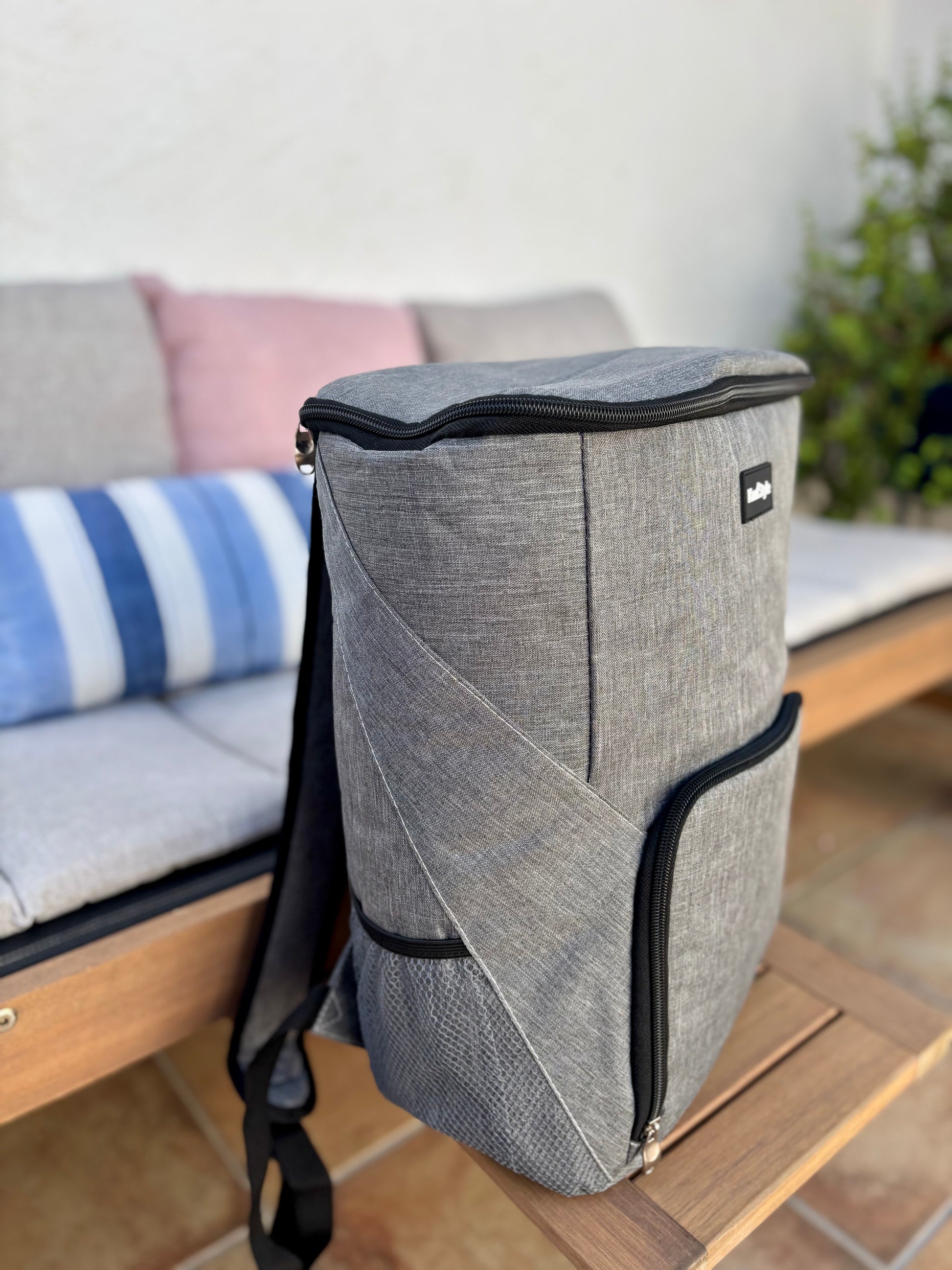 Mochila nevera isotérmica gris con diseño funcional y capacidad de 21 litros para alimentos y bebidas