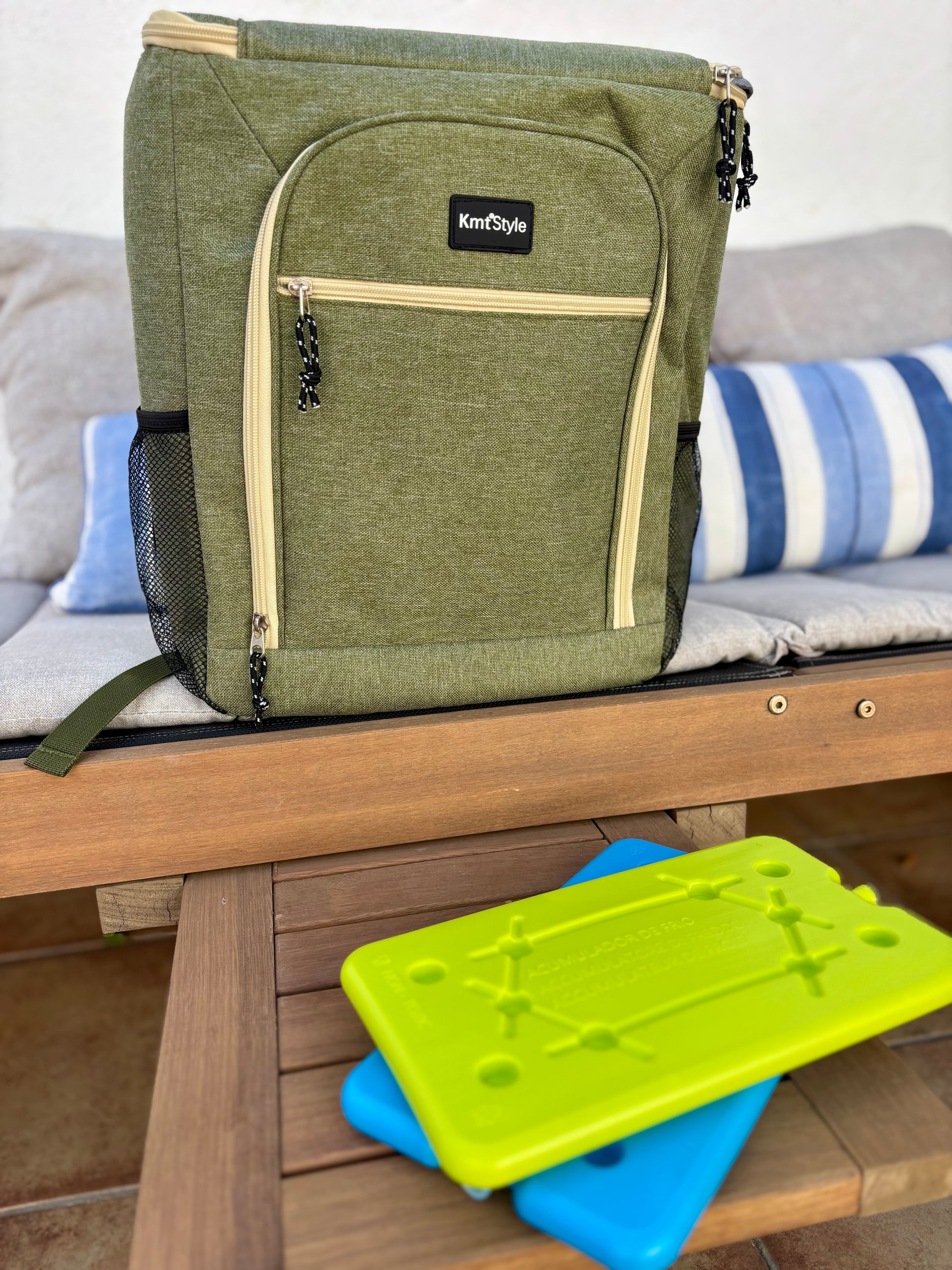 Mochila nevera isotérmica verde caqui con bolsillo lateral de rejilla y cremalleras beige