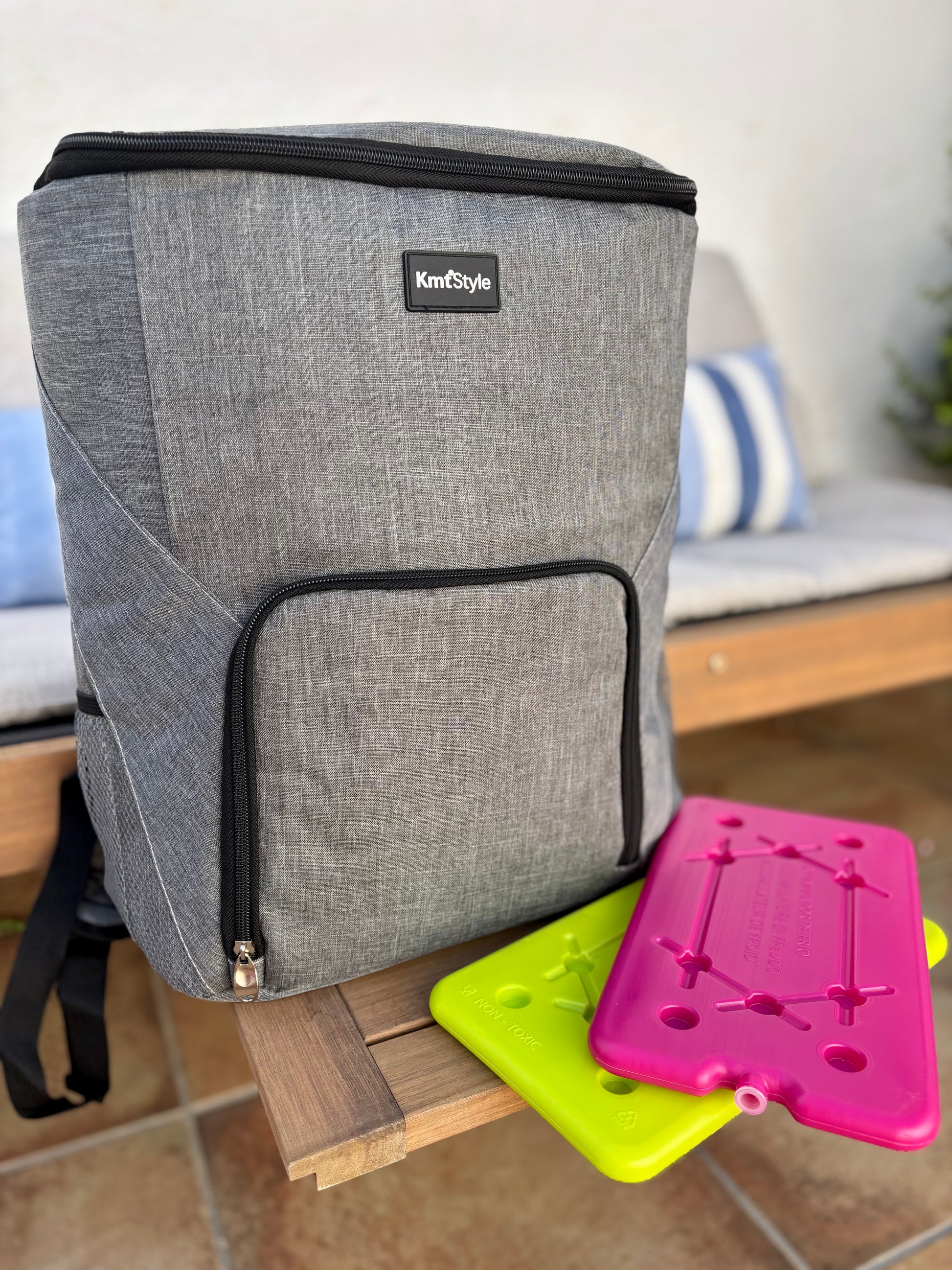Mochila térmica KMT Style de 21 litros en color gris, compacta y práctica para playa y excursiones