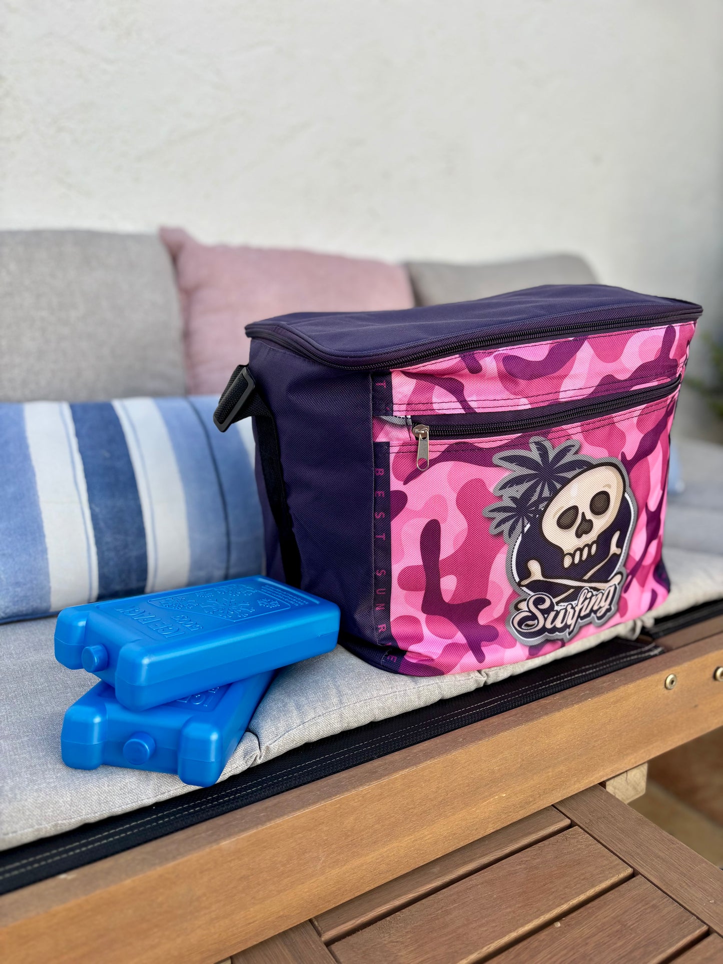Nevera térmica de 18 litros con diseño de calavera, palmeras y palabra Surfing en colores rosa y blanco
