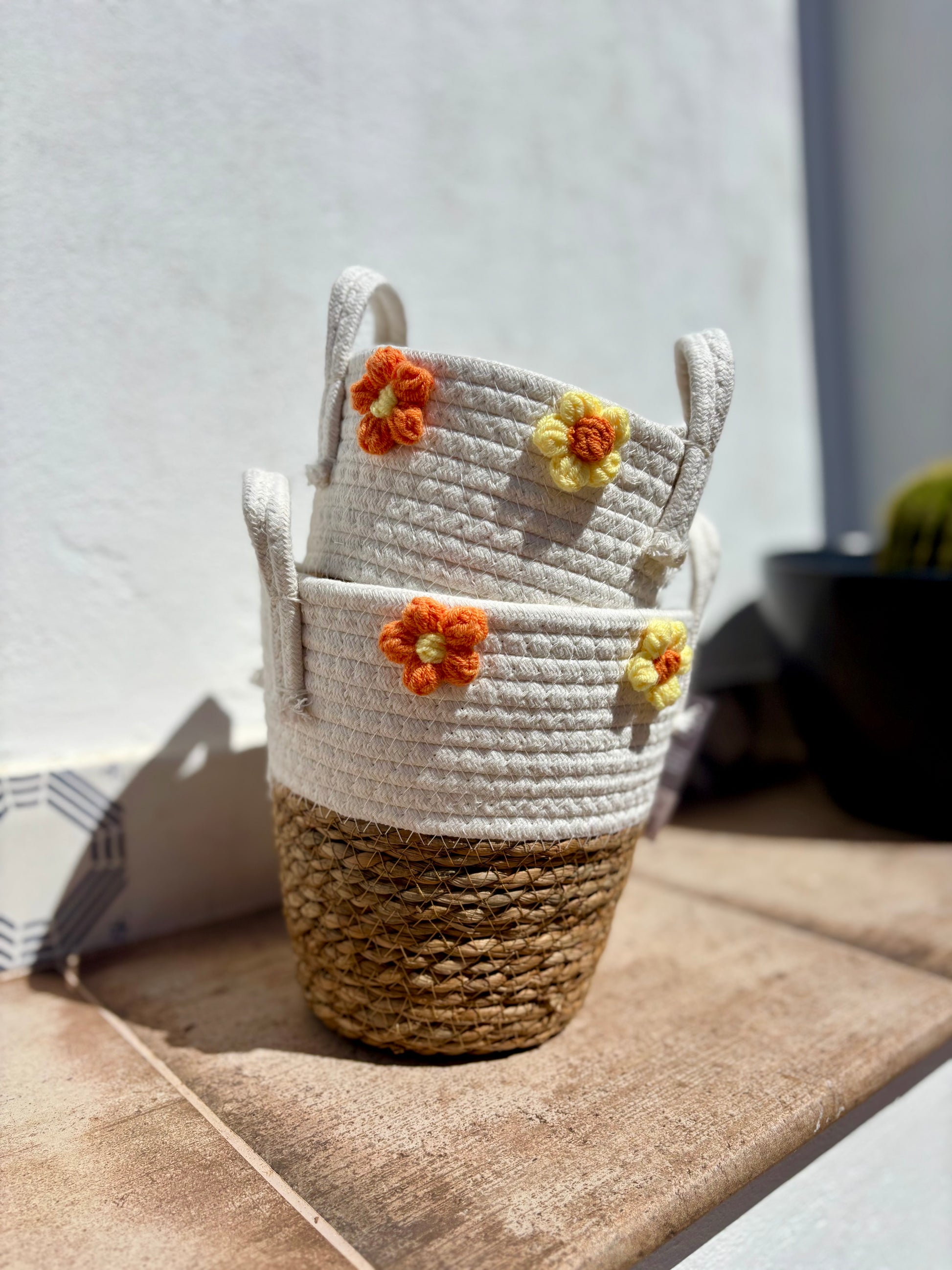 Pack de cestos decorativos de mimbre y algodón blanco con flores en tonos naranja y amarillo, tamaño pequeño