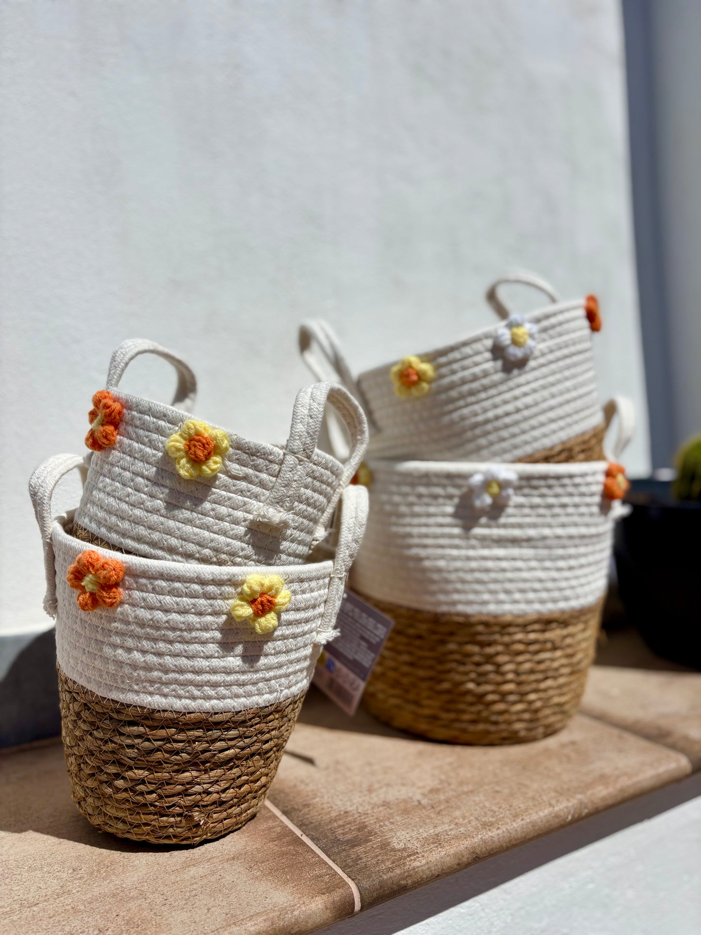 Conjunto de cuatro cestos decorativos de mimbre y algodón en diferentes tamaños para organización y decoración del hogar