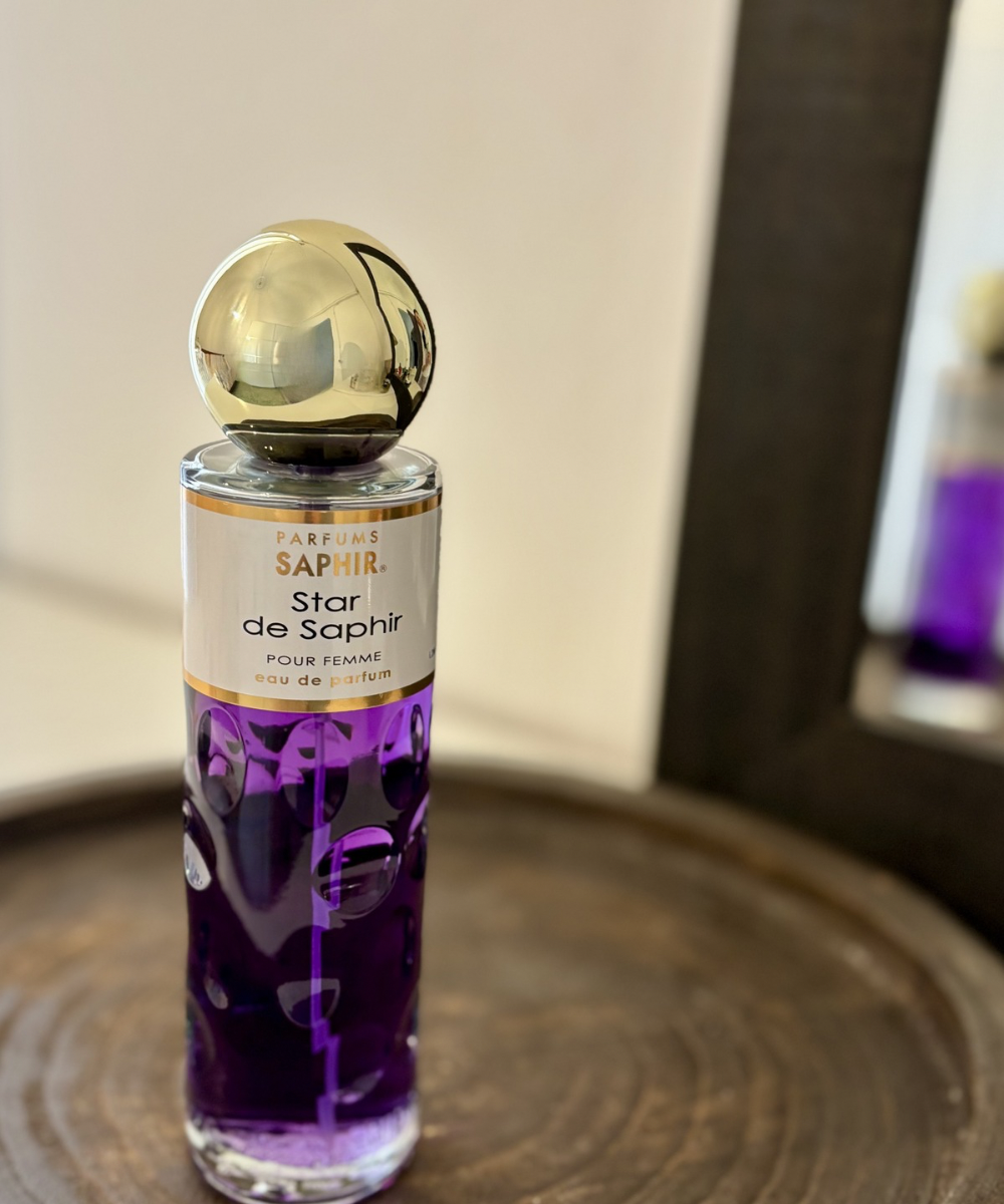 Perfume Saphir Star para mujer en frasco elegante, fragancia intensa y dulce con estilo sofisticado