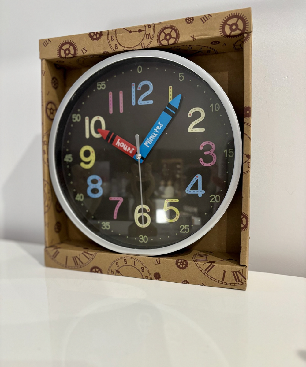 Reloj infantil decorativo de pared con diseño divertido y colores suaves, ideal para habitaciones infantiles o espacios juveniles
