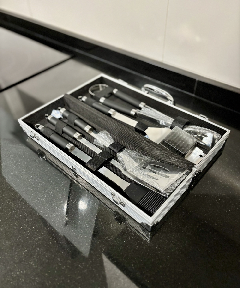 Set de utensilios para barbacoa Titan BBQ Professional Kit con herramientas de acero inoxidable, ideal para parrilla, cocina exterior y reuniones