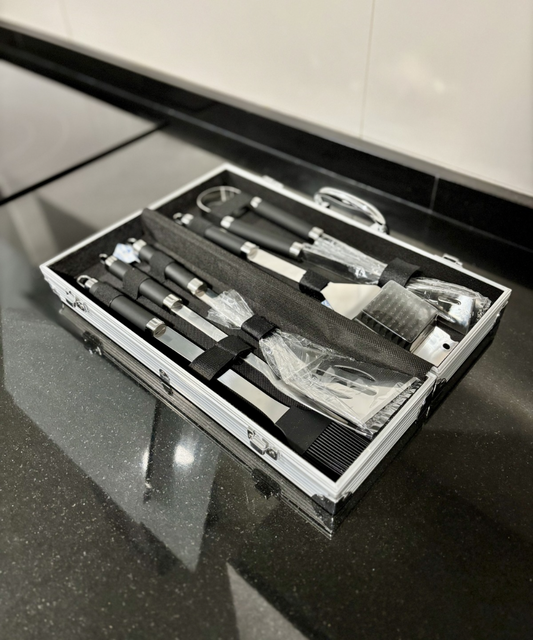 Set de utensilios para barbacoa Titan BBQ Professional Kit con herramientas de acero inoxidable, ideal para parrilla, cocina exterior y reuniones