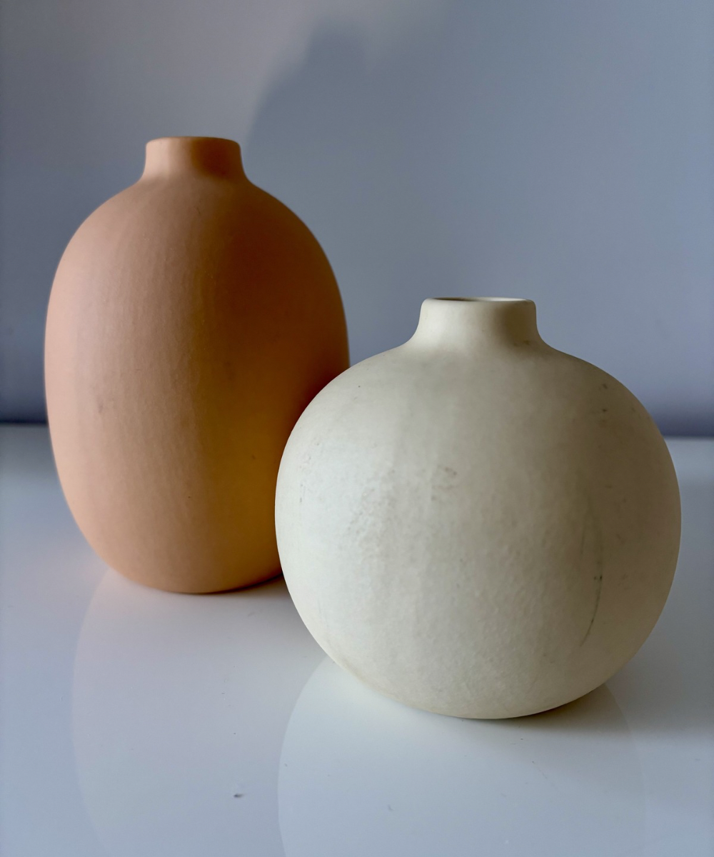 Set de jarrones decorativos de cerámica en tonos arena y terracota, diseño minimalista y natural ideal para decoración del hogar