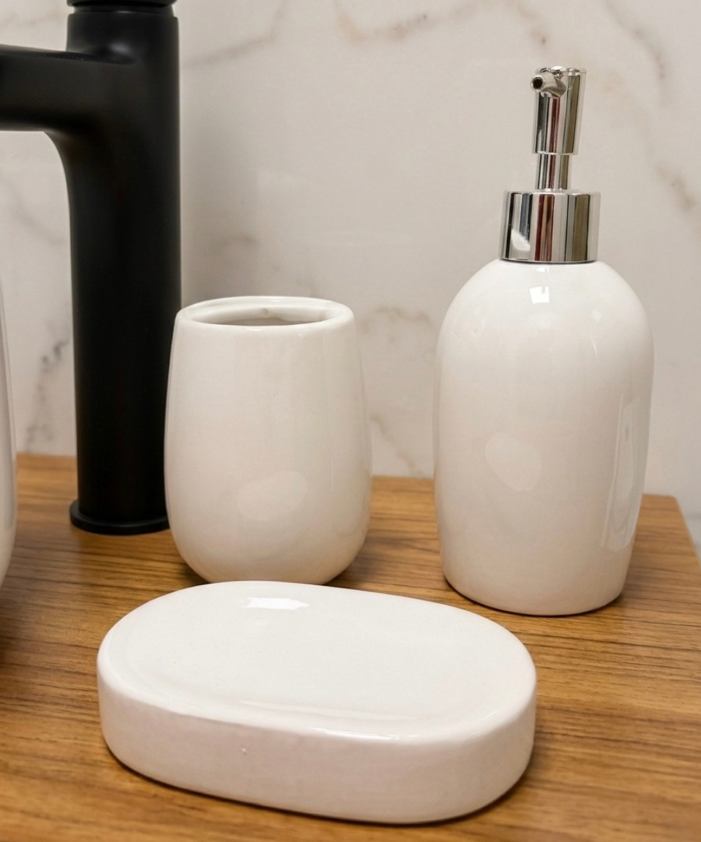 Set de baño Nordic de cerámica blanca con dosificador en plata, vaso y jabonera, decoración funcional y elegante para cualquier baño