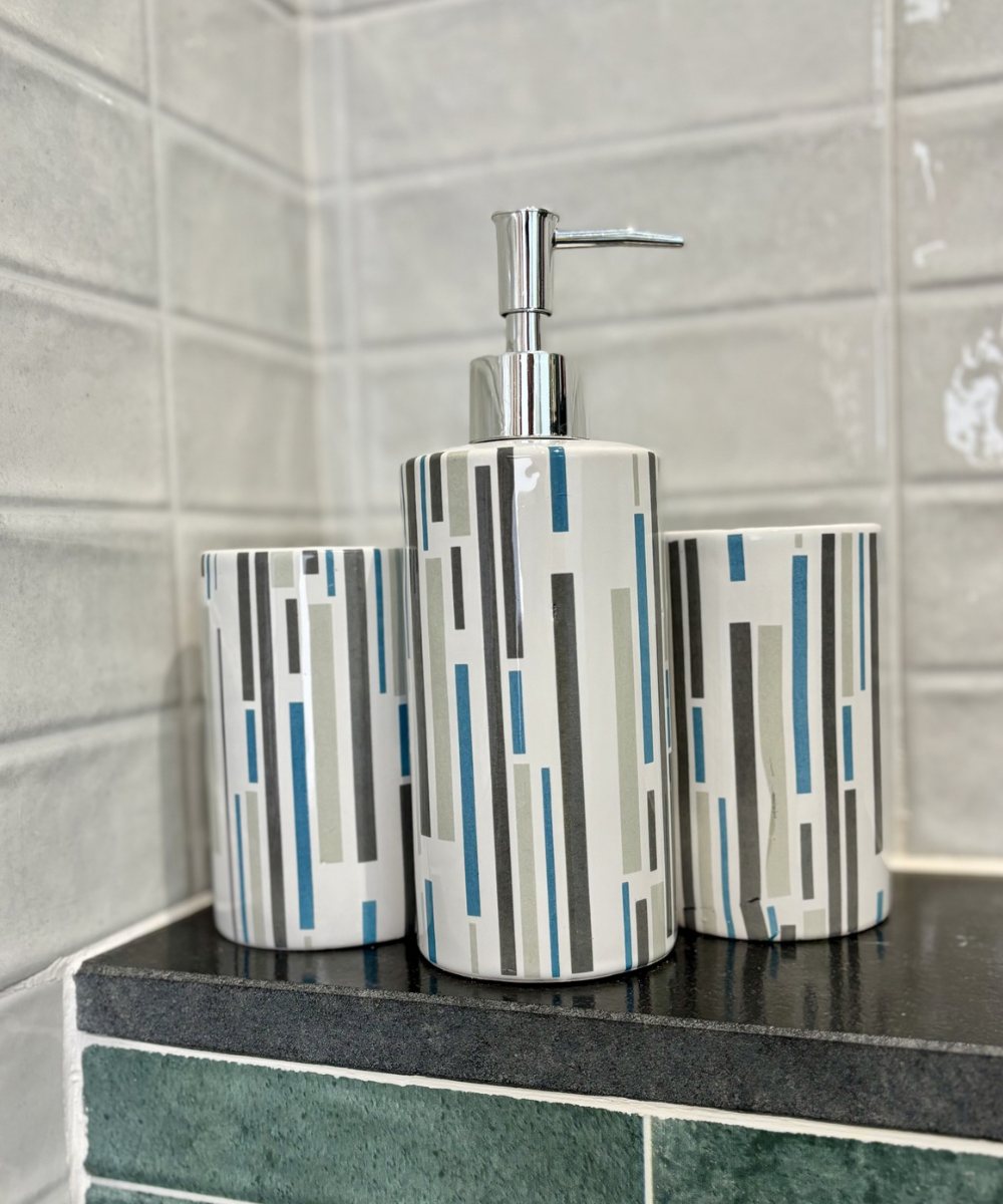 Set de baño completo con jabonera, vaso para cepillos y dispensador en cerámica blanca con rayas grises y azules y acabado cromado
