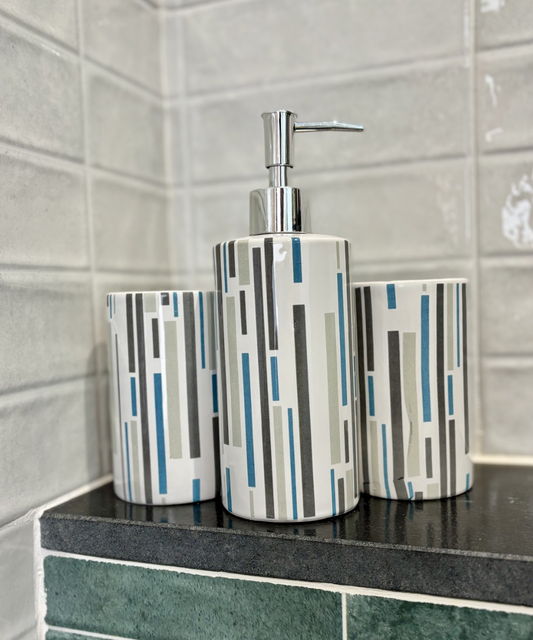 Set de baño completo con jabonera, vaso para cepillos y dispensador en cerámica blanca con rayas grises y azules y acabado cromado