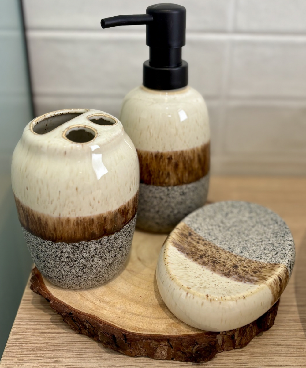 Set de baño con jabonera, vaso y dispensador en cerámica marrón degradada con detalles en negro mate