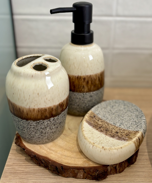 Set de baño con jabonera, vaso y dispensador en cerámica marrón degradada con detalles en negro mate