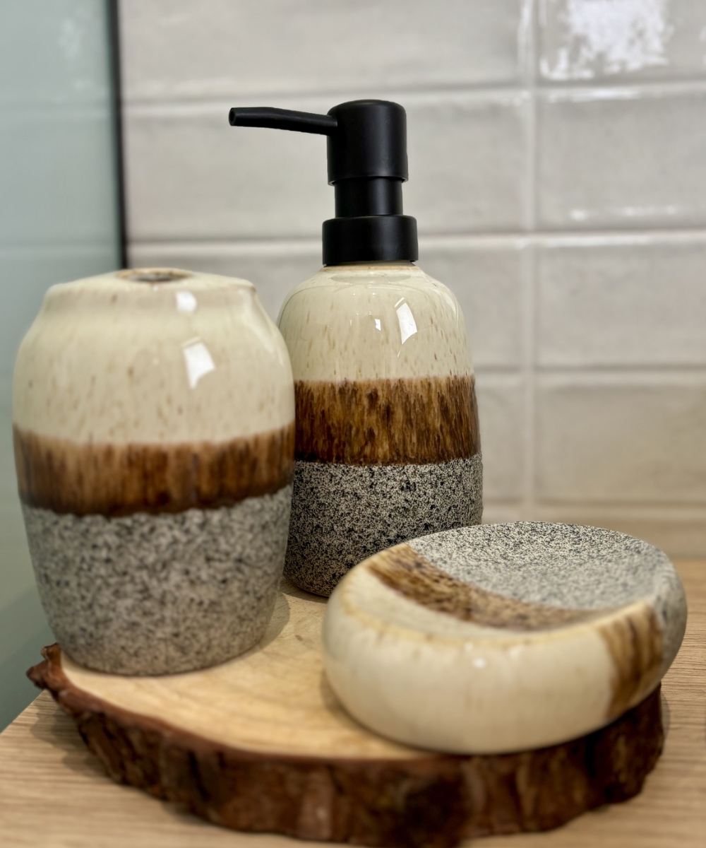 Accesorios de baño en cerámica con efecto degradado marrón y dispensador en acabado negro mate