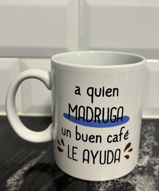 Taza de cerámica blanca con frase A quien madruga un buen café le ayuda, diseño divertido para amantes del café