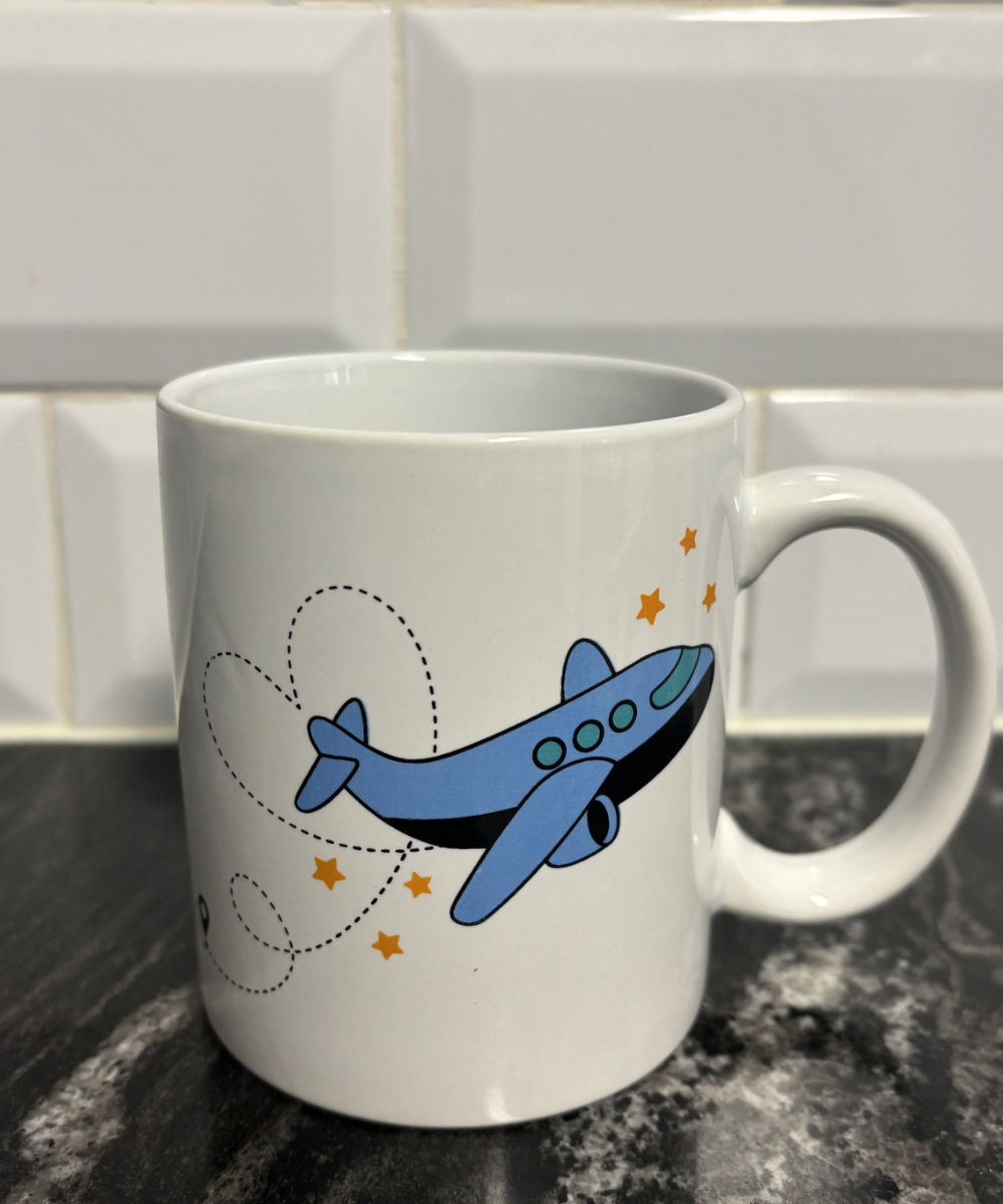 Taza de cerámica con dibujo de avión volando entre estrellas, diseño simbólico de amor y distancia