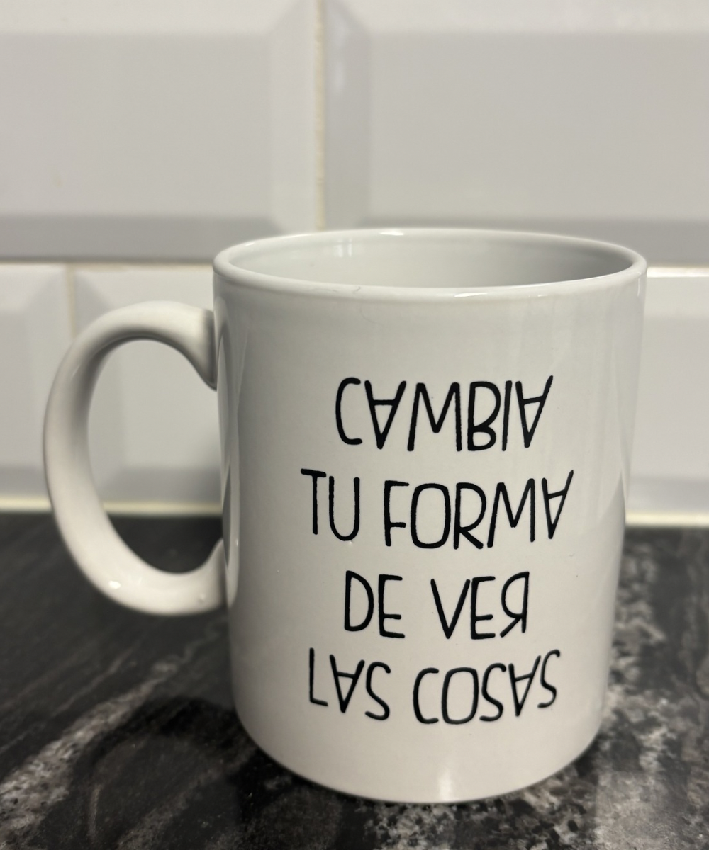  Taza de cerámica blanca con frase “Cambia tu forma de ver las cosas” con letras invertidas y diseño divertido
