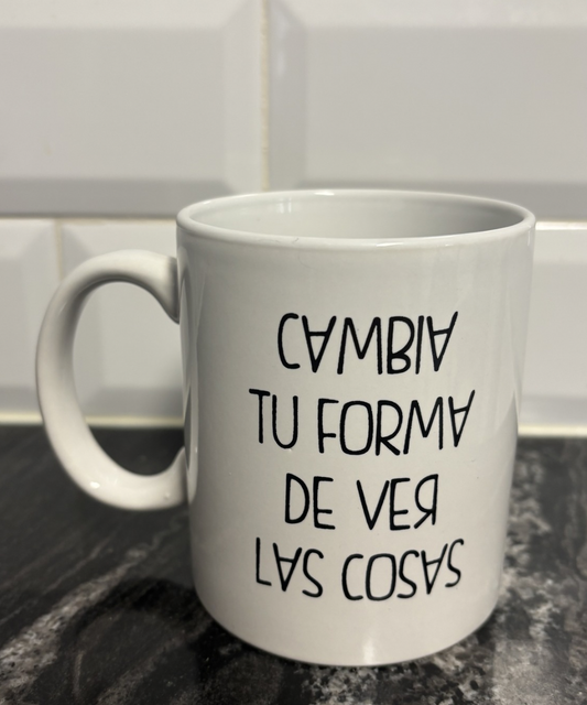  Taza de cerámica blanca con frase “Cambia tu forma de ver las cosas” con letras invertidas y diseño divertido