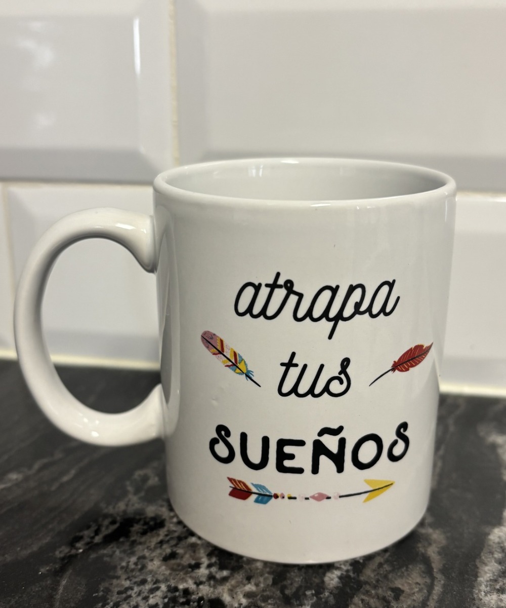Taza de cerámica blanca con frase Atrapa tus sueños y diseño de flechas decorativas, ideal para café o desayuno