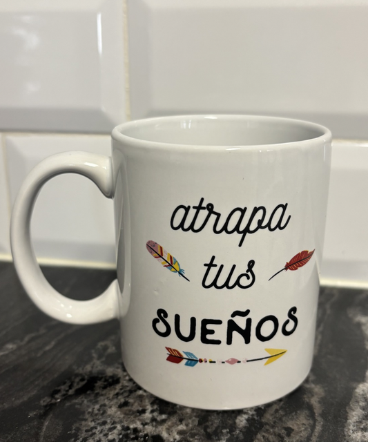 Taza de cerámica blanca con frase Atrapa tus sueños y diseño de flechas decorativas, ideal para café o desayuno