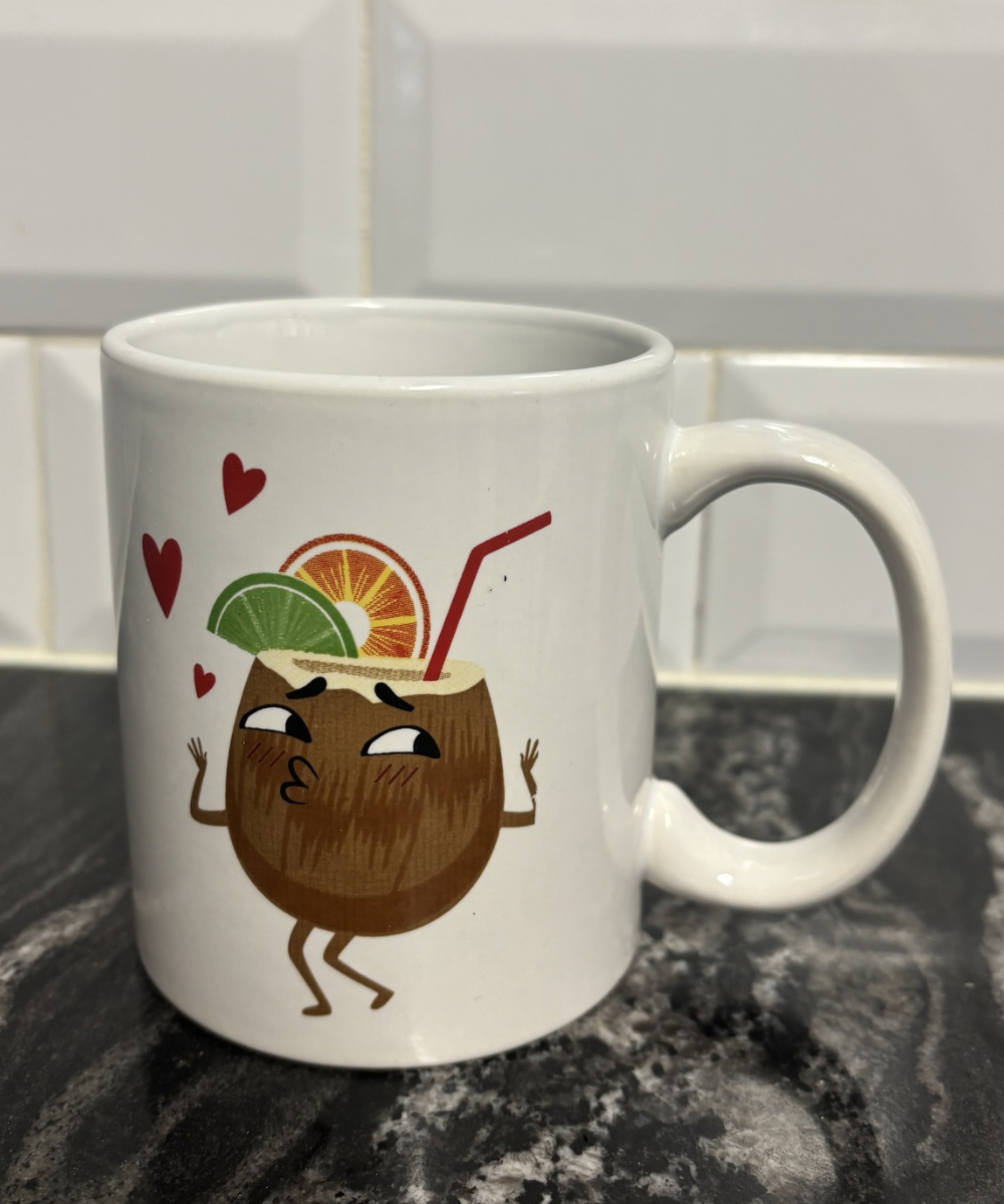 Taza de cerámica con dibujo de coco simulando un cóctel en la parte trasera, diseño tropical y divertido