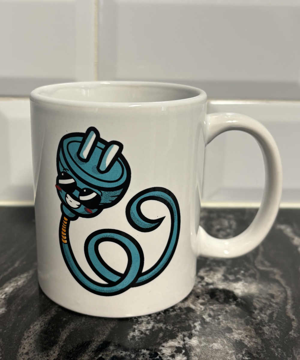 Taza de cerámica blanca con dibujo de enchufe en la parte trasera y frase Mira que eres enrollado, diseño divertido y original
