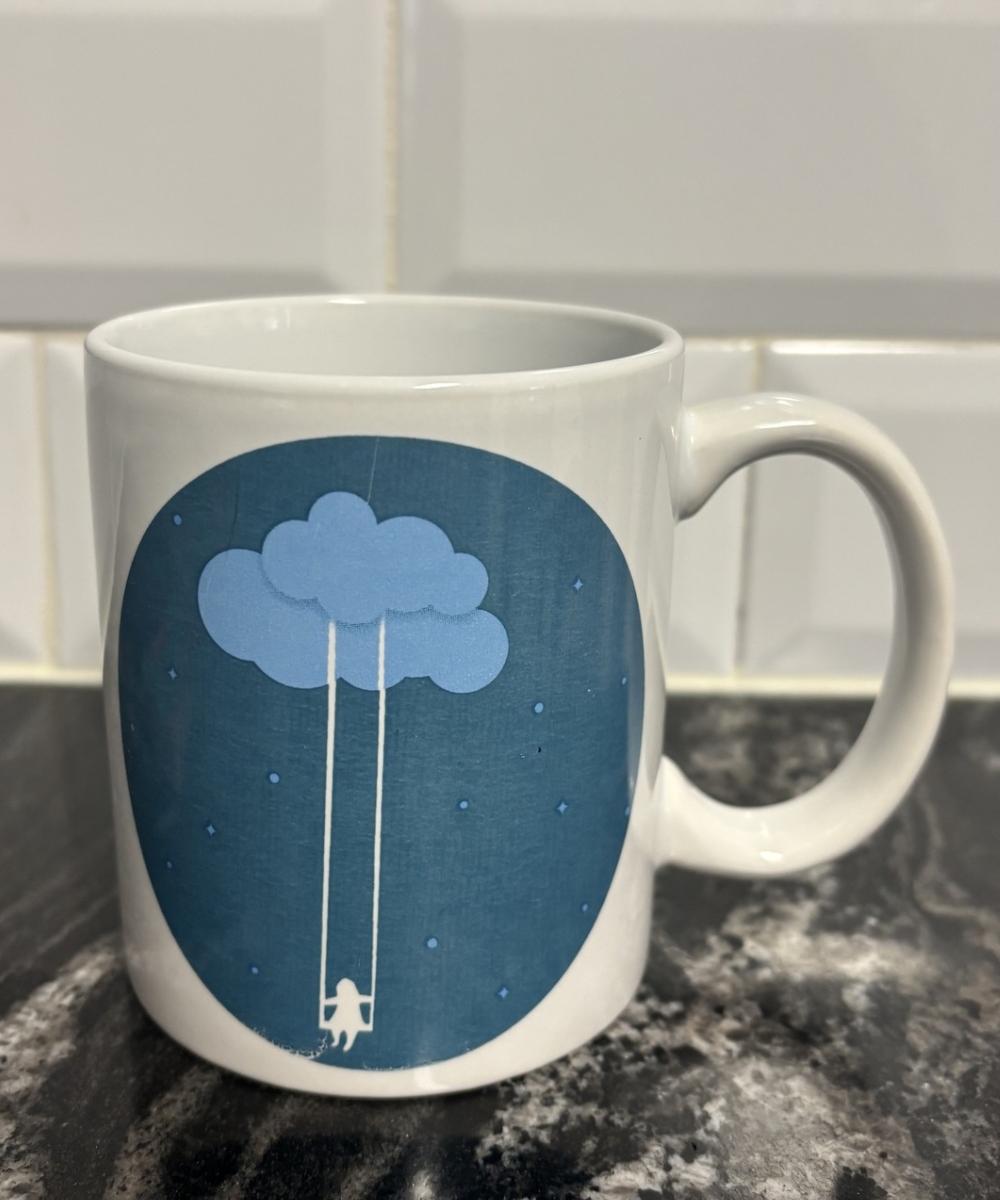 Taza de cerámica con dibujo de niño balanceándose sobre una nube en la parte trasera, diseño tierno y decorativo