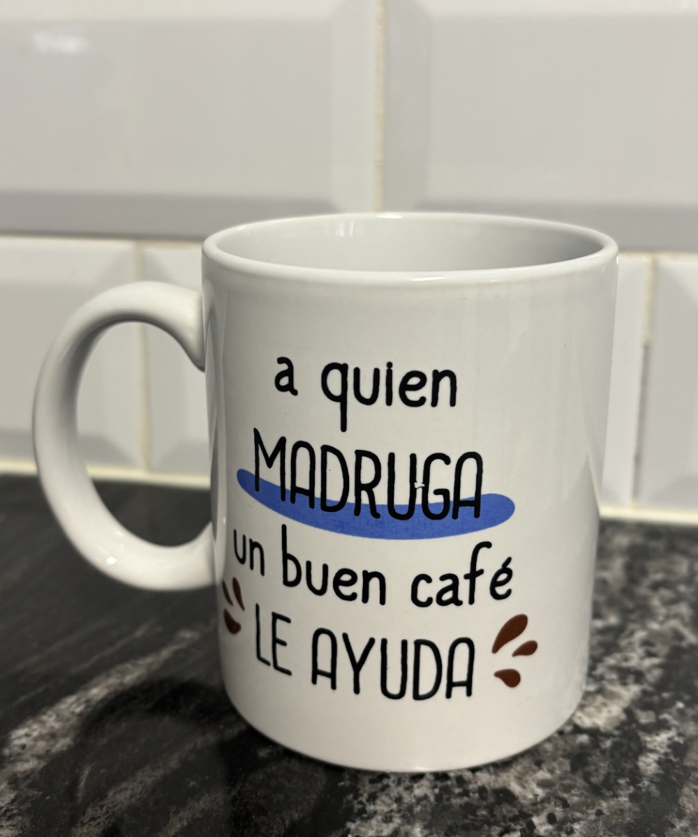 Taza original con frase divertida sobre café, perfecta para desayunos o regalo