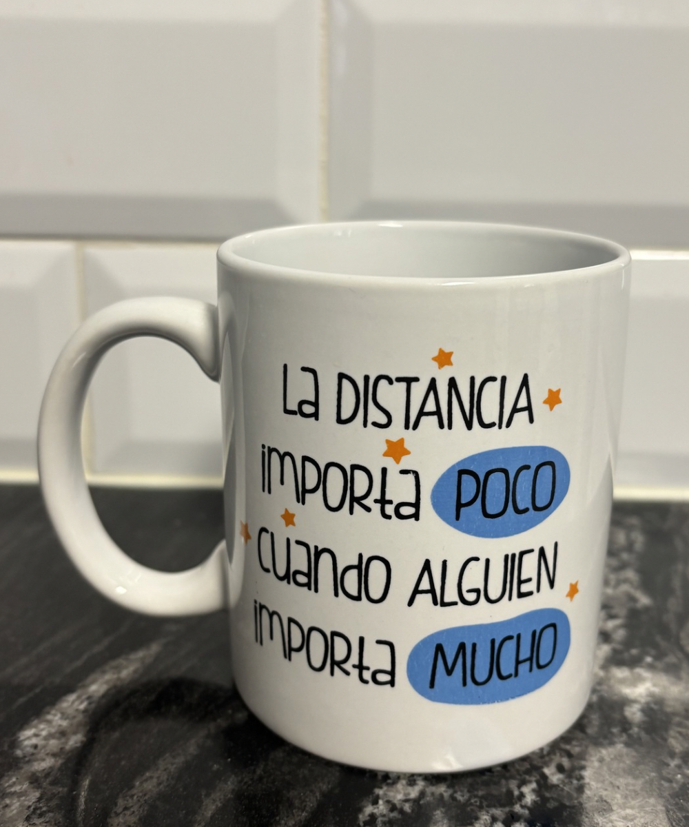Taza de cerámica blanca con frase La distancia importa poco cuando la persona importa mucho, diseño emotivo y sentimental