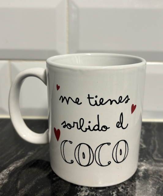 Taza de cerámica blanca con frase Me tienes sorbido el coco, diseño divertido y original