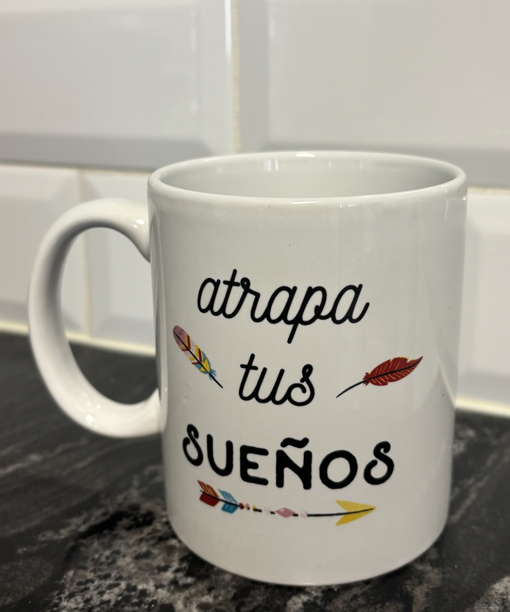 Taza decorativa de cerámica con frase “atrapa tus sueños” y diseño moderno para uso diario