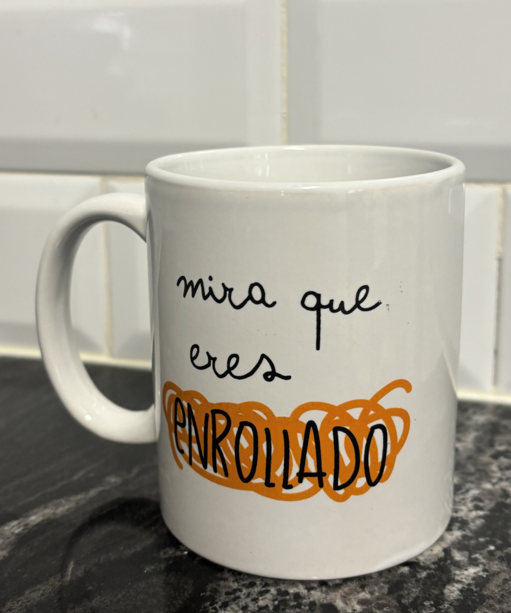 Taza divertida con frase Mira que eres enrollado, ideal para regalo original y uso diario