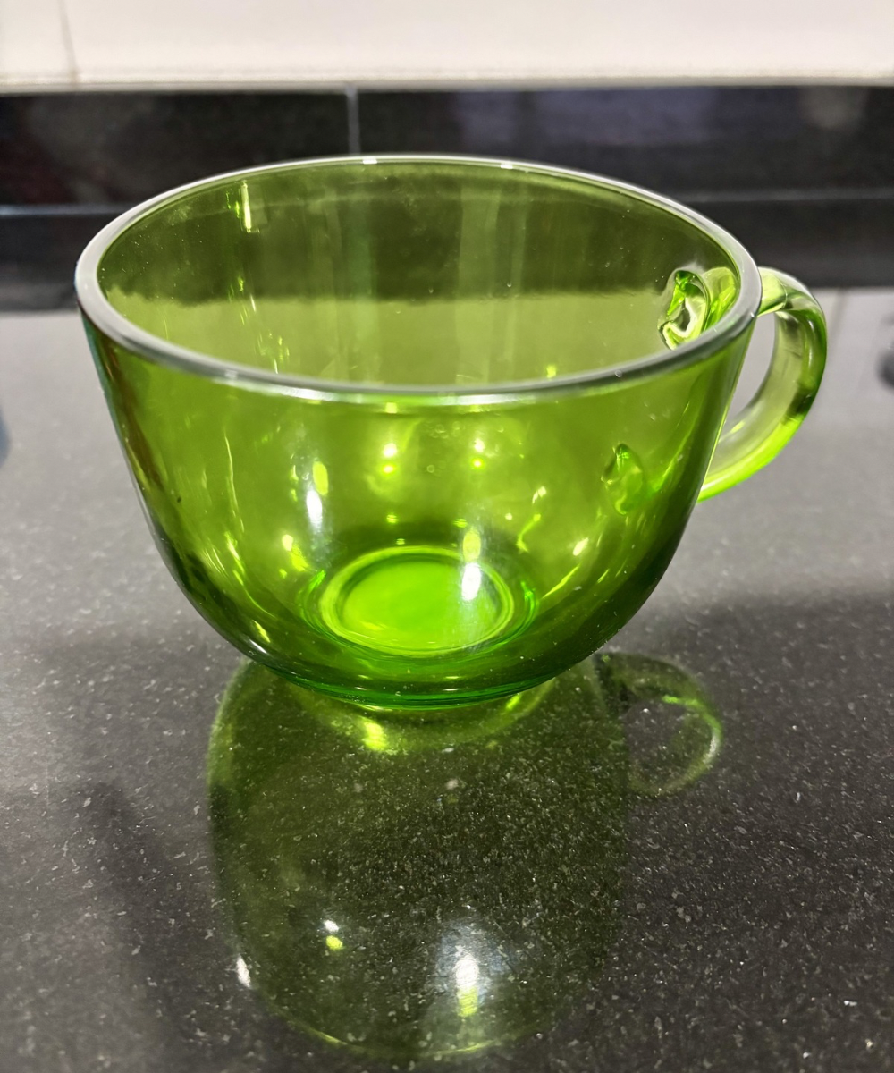 Taza de vidrio Rainbow Glass verde, moderna y funcional para bebidas calientes o frías