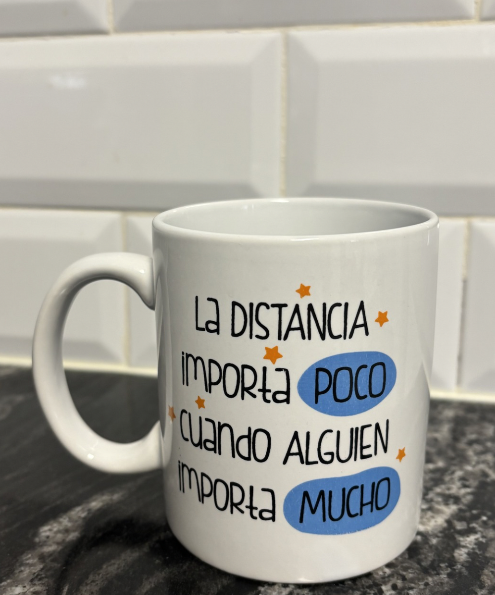 Taza con frase La distancia importa poco cuando la persona importa mucho, ideal para regalo a pareja o personas especiales