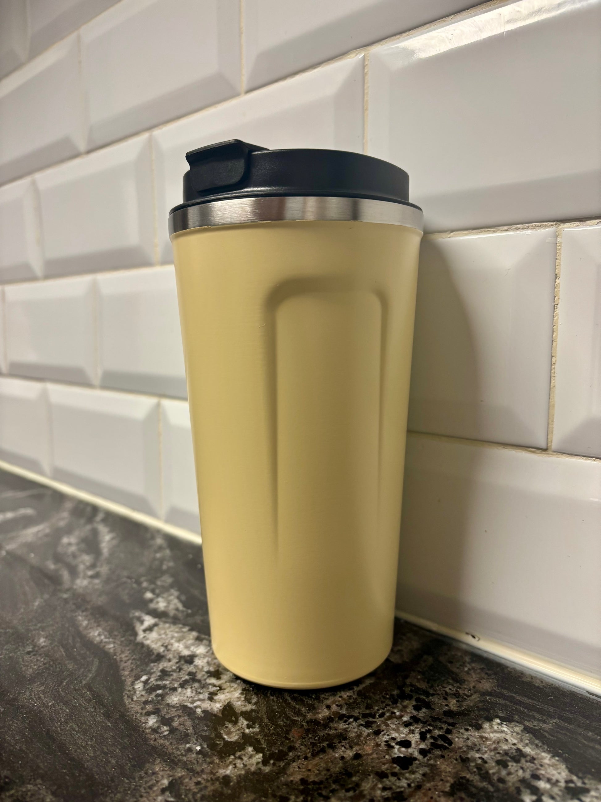 Vaso térmico beige con tapa negra y apertura para beber, perfecto para uso diario y viajes