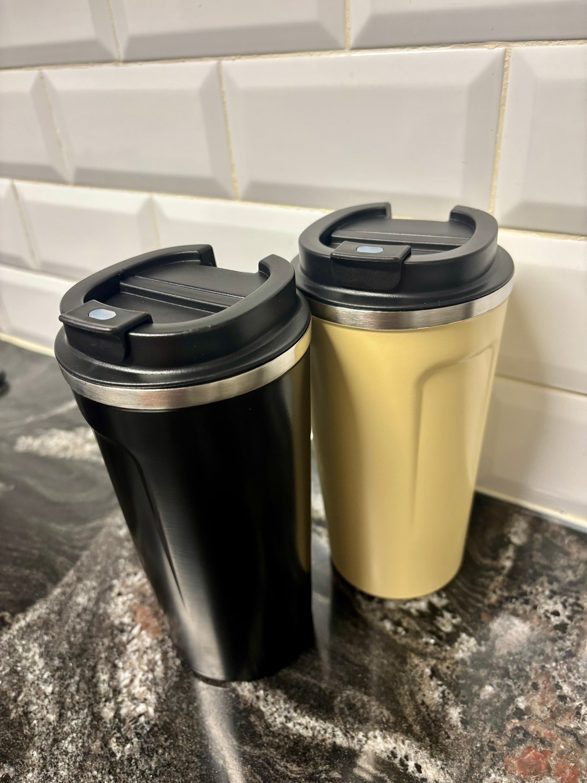 Vaso térmico reutilizable disponible en negro y beige con tapa negra para conservar la temperatura de las bebidas durante más tiempo