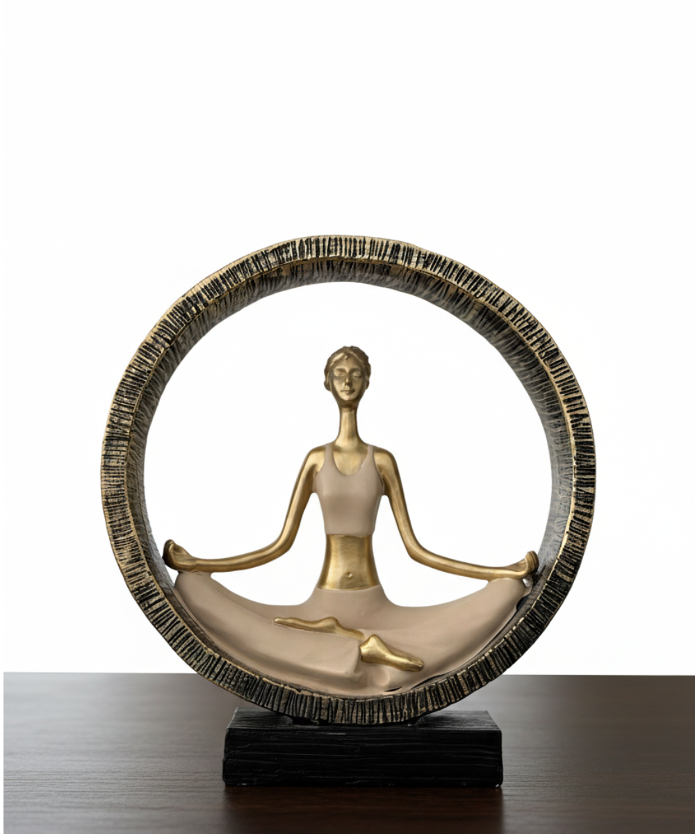 Figura Yoga Essence en resina, mujer meditando con base rectangular y círculo decorativo, decoración zen para estanterías y mesas